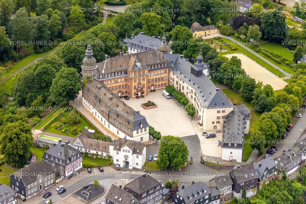 BadBerleburg240710140 | Luftbild, Schloss Berleburg, Residenzschloss der Familie Sayn-Wittgenstein, Orangerie und Kreuzgarten, Bad Berleburg, Wittgensteiner Land, Nordrhein-Westfalen, Deutschland