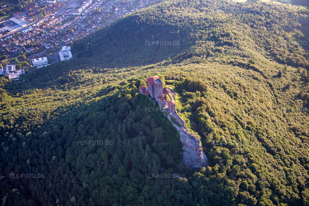 Luftbild: Burg Trifels in Annweiler am Trifels im Bundesland Rheinland-Pfalz in Deutschland. Foto: IMG_091596.jpg vom 10.07.2016 durch Werner Riehm/FLY-FOTO.de
