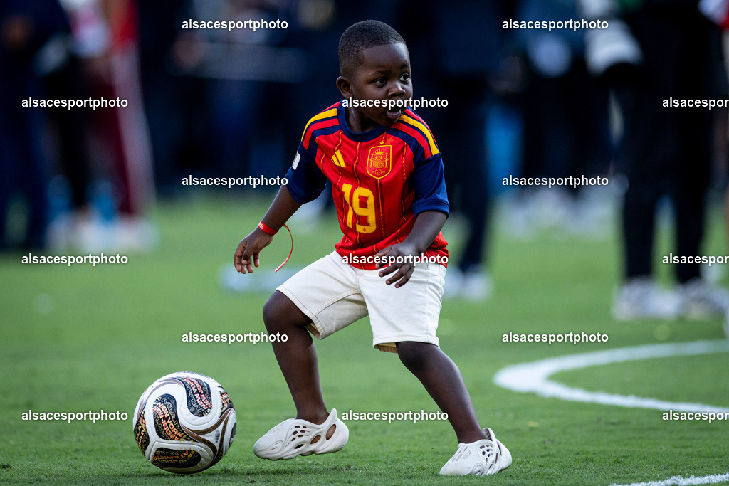 FOOTBALL : Argentine vs Espagne – Finale de la Coupe du Monde FIFA 2026. New York New Jersey Stadium, East Rutherford, New Jersey, États-Unis. 19/07/2026. | Lamine Yamal célèbre la victoire de l'Espagne avec son jeune frère après la finale de la Coupe du Monde de la FIFA 2026 au New York New Jersey Stadium, à East Rutherford (New Jersey), le 19 juillet 2026, aux États-Unis.