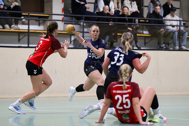 Handball I Damen I Saison 2025-2026 I Verbandsliga Süd I HSG Kalkberg 06 - MTV Dänischenhagen I 14.12.2025.154 | v.l. Linda Schulz (3, MTV Dänischenhagen), Jette Kaack (21, HSG Kalkberg 06) - Realisiert mit Pictrs.com