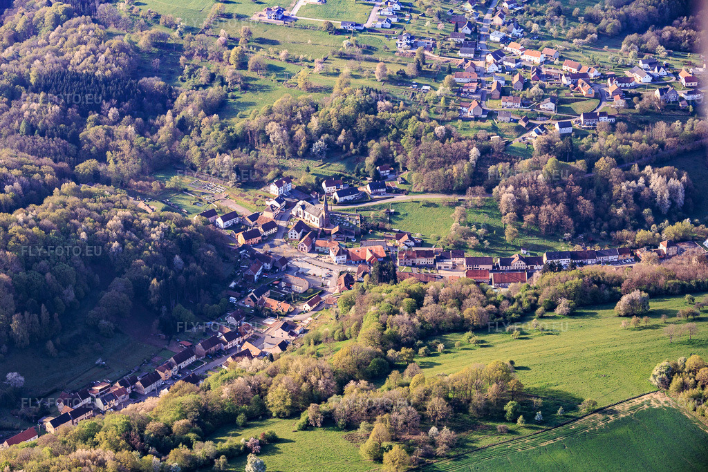Vue aérienne: Vue de la ville depuis le nord à Hottviller dans le département Moselle, France – .Photo: IMG_154425.jpg prise le 18/04/2026 par Werner Riehm/FLY-FOTO.eu – Résolution de l'original: 6000 x 4000 px