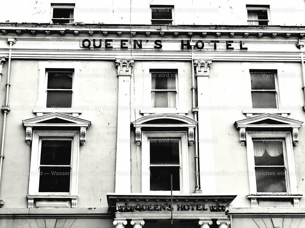 Queen Hotel | Fassade des altehrwürdigen Queen´s Hotel in Llandudno (Wales) - Realisiert mit Pictrs.com