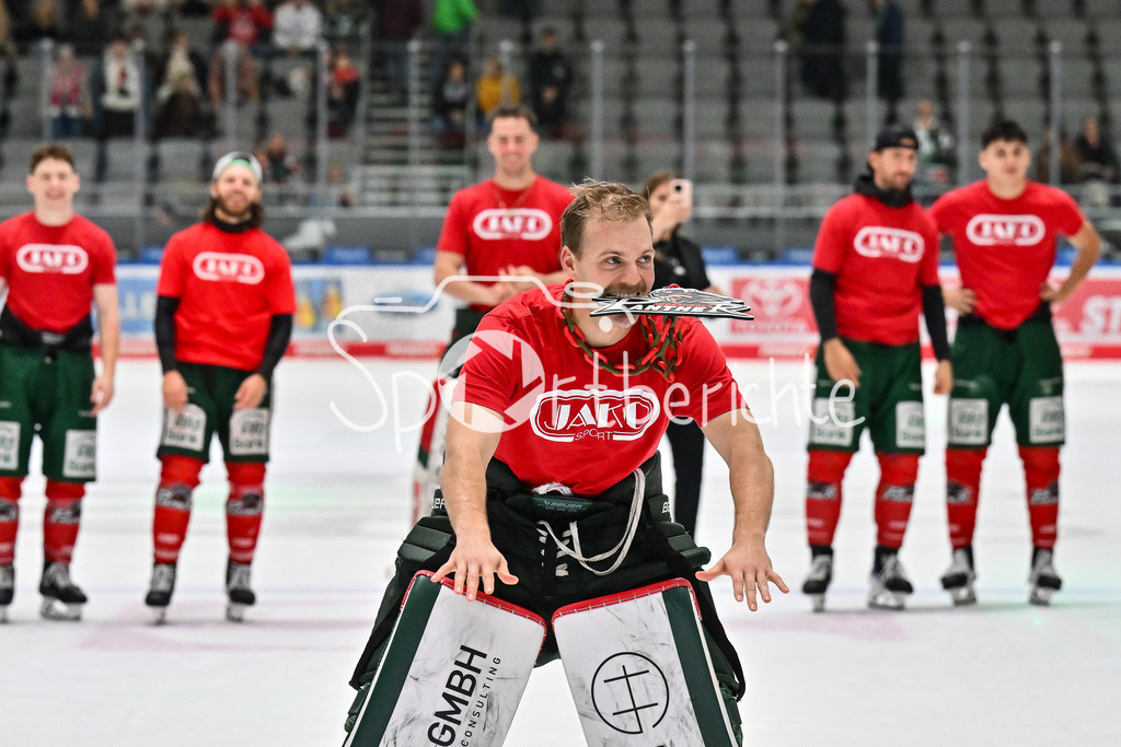 Augsburger Panther - Grizzlys Wolfsburg | Zusammen mit den Fans feiern die Augsburger Panther den Heimsieg gegen Wolfsburg / Jubel / Freudne / happy / DEL: Augsburger Panther - Grizzlys Wolfsburg; Curt Frenzel Stadion am 10.10.2025 / Matchwinner Michael GARTEIG (Augsburger Panther 34
