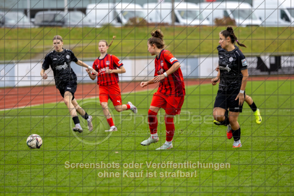 20251115_141038_0041 | #,1.FC Donzdorf (schwarz) vs. 1.FC Heidenheim (rot), Fussball, EnBW-Oberliga B -Juniorinnen, 10. Spieltag, Saison 2025/2026, Rasenplatz, Lautertal Stadion, Süßener Straße 16, 73072 Donzdorf, 15.11.2025 - 14:00 Uhr,Foto: PhotoPeet-Sportfotografie/Peter Harich
