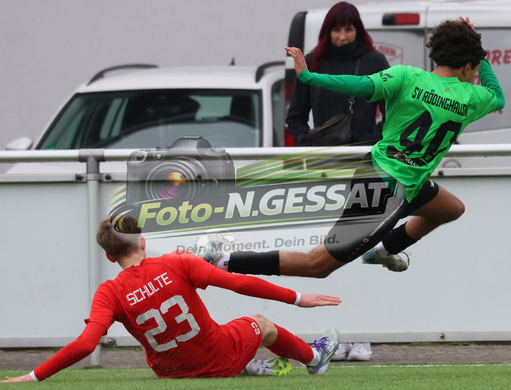 SV Rödinghausen - FC Iserlohn | Auf dem Bild zu sehen: grün SV Rödinghausen: Manuel Striegl ; rot FC Iserlohn: Marlin SchulteSV Rödinghausen, FC Iserlohn, Saison 25/26, B-Jugend Westfalenliga, Deutschland - Realisiert mit Pictrs.com