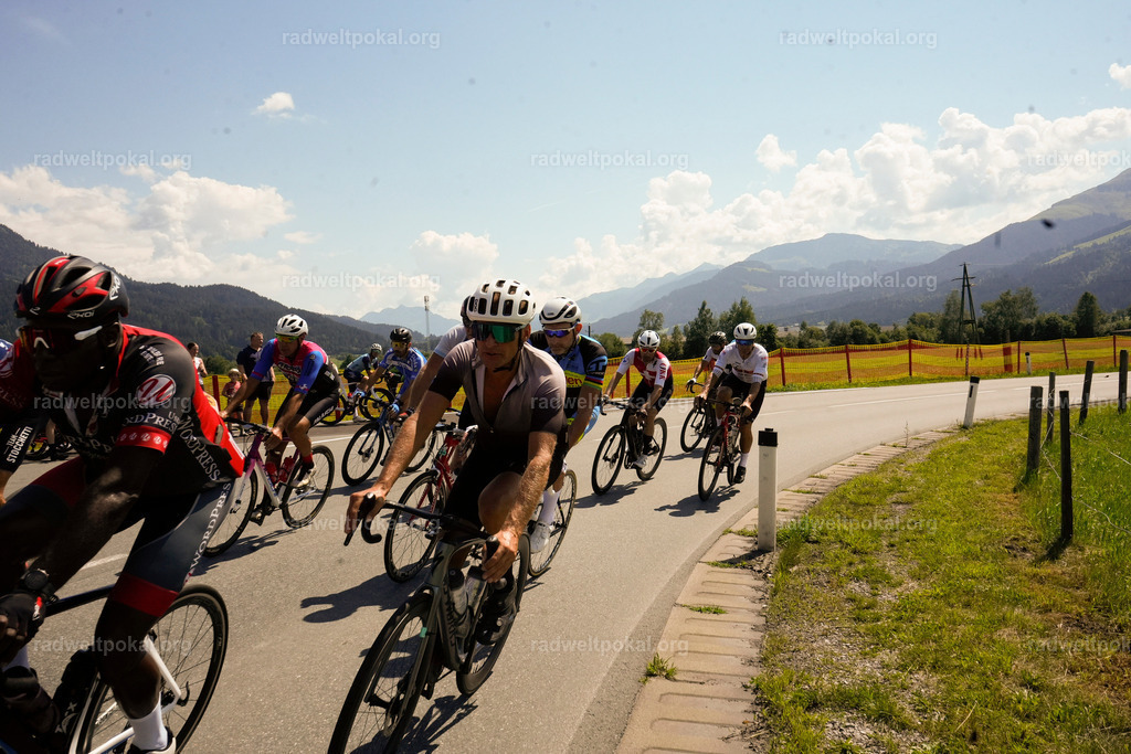 290_20230817_Bewerb_Maenner_Muehlanger | AUT - OESTERREICH, 2023-08-16: SPORT RENNRAD-FAHREN - 55. INTERNATIONALER RADWELTPOKAL IN ST. JOHANN IN TIROL  - Vintage-Radrennen mit WM-Bronze-Medaillen-Siegerin Christina Schweinberger, den Teilnehmer und Alexander Baumann (vom Orginastions-Team) - TAG 2 BEWERB MAENNER IN SECHS GRUPPEN  ; Foto: Roland Muehlanger