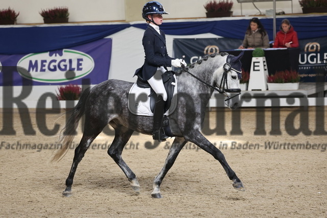 Ising_2025_Prfg.Nr.20_Pony-Dressurprfg.Kl.L_Kür_Mia Wagener_Quickstep EK (10) | Alle Fotos der Reiterjournal Fotografin Doris Matthaes im Reiterjournal Online-Fotoshop. - Realisiert mit Pictrs.com