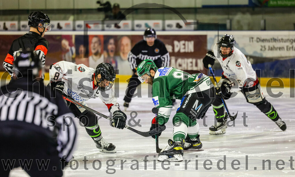 2023-11-12_009_TSV_Erding_gegen_EHC_Koenigsbrunn | Erding, Deutschland, 12.11.2023:
Eishockey, Bayernliga Vorrunde 2023 / 2024, 9. Spieltag, TSV Erding gegen EHC Königsbrunn, Endergebnis: 3:2

Tim Bullnheimer (EHC Königsbrunn, #8), Maximilian Forster (Erding Gladiators, #81)

Foto: Christian Riedel / fotografie-riedel.net