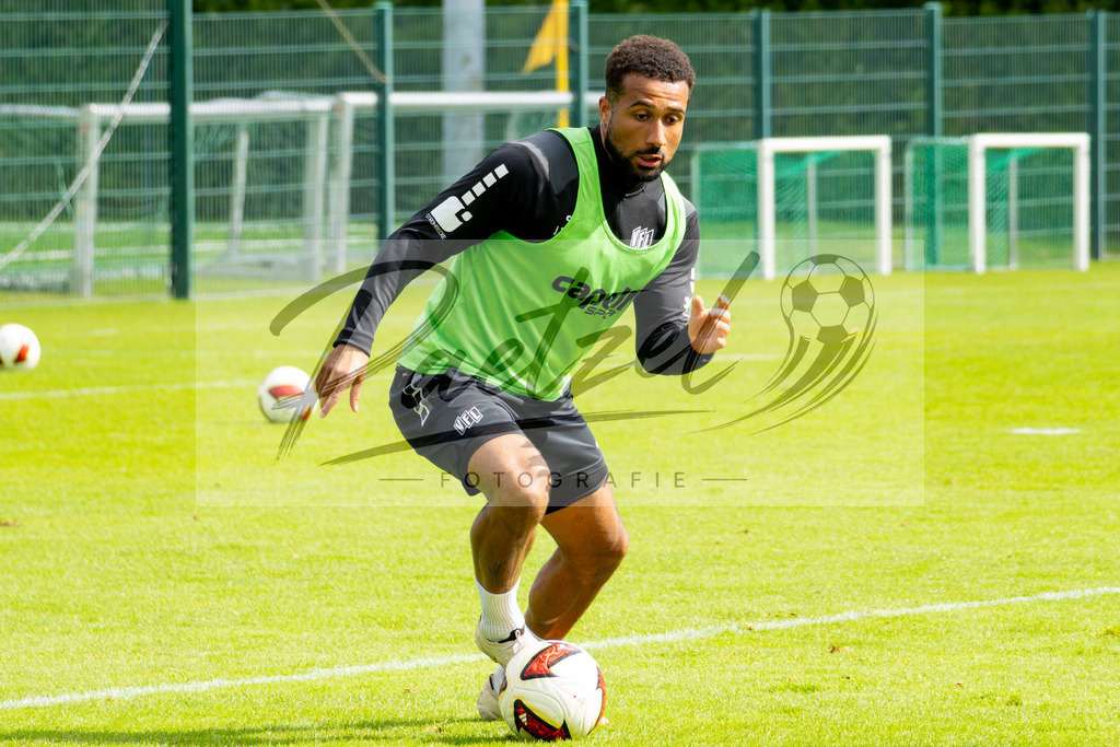 20260909_TRAOSN_0351 | Fußball, Herren: Daniel Kyereh (VfL Osnabrück) in Aktion, am Ball, Einzelaktion beim Training des VfL Osnabrück am 09.09.2026 im Sportpark Illoshöhe in Osnabrück, Deutschland.(Foto von Nico Paetzel) - Realisiert mit Pictrs.com