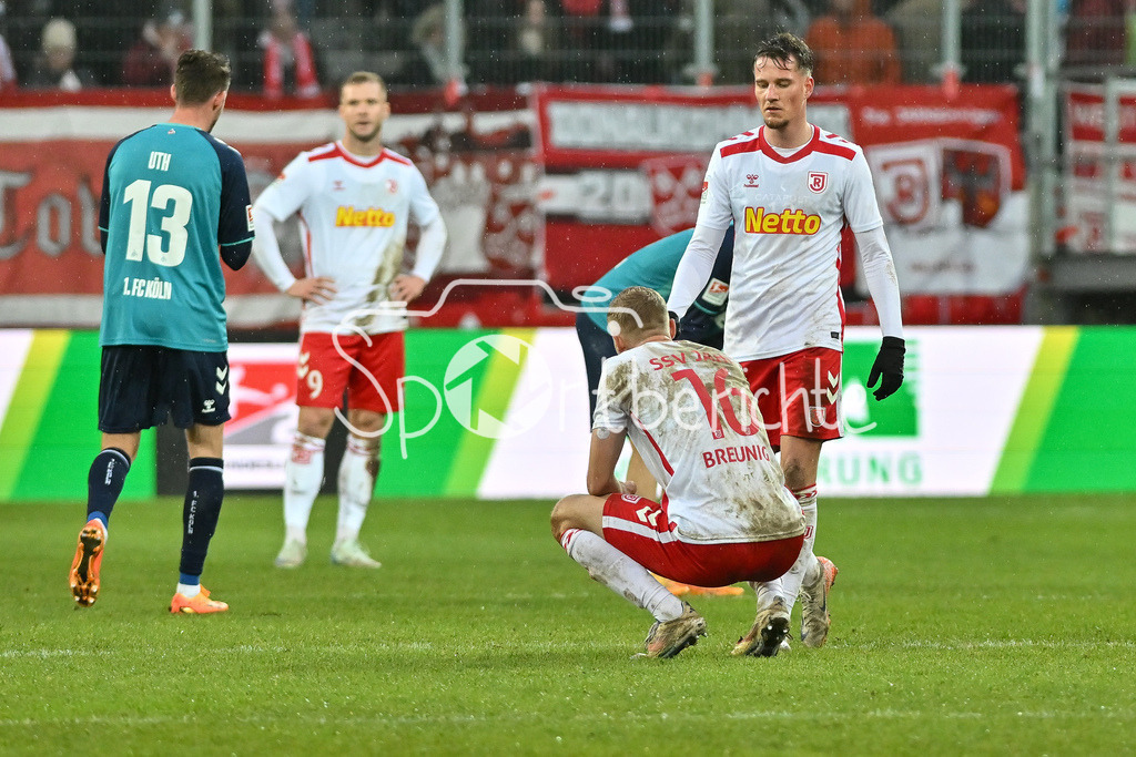 SSV Jahn Regensburg - 1. FC Köln | Niedergeschlagene Regensburger nach der Heimniederlage gegen den FC aus Koeln / Louis BREUNING (SSV Jahn Regensburg 16) / Christian VIET (SSV Jahn Regensburg 10) / 2. Bundesliga: SSV Jahn Regensburg - 1. FC Koen, Jahnstadion am 08.12.2024