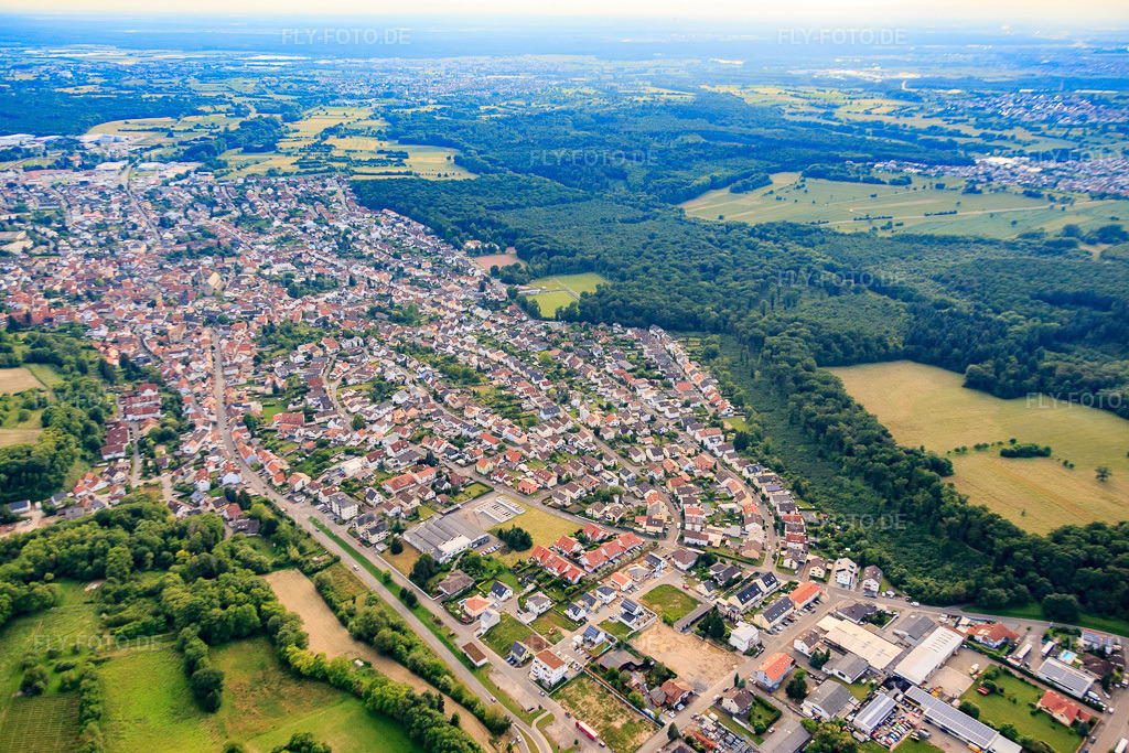 Luftbild: Ortsübersicht von Osten in Östringen im Bundesland Baden-Württemberg in Deutschland. Foto: IMG_089369.jpg vom 10.06.2016 durch Werner Riehm/FLY-FOTO.de