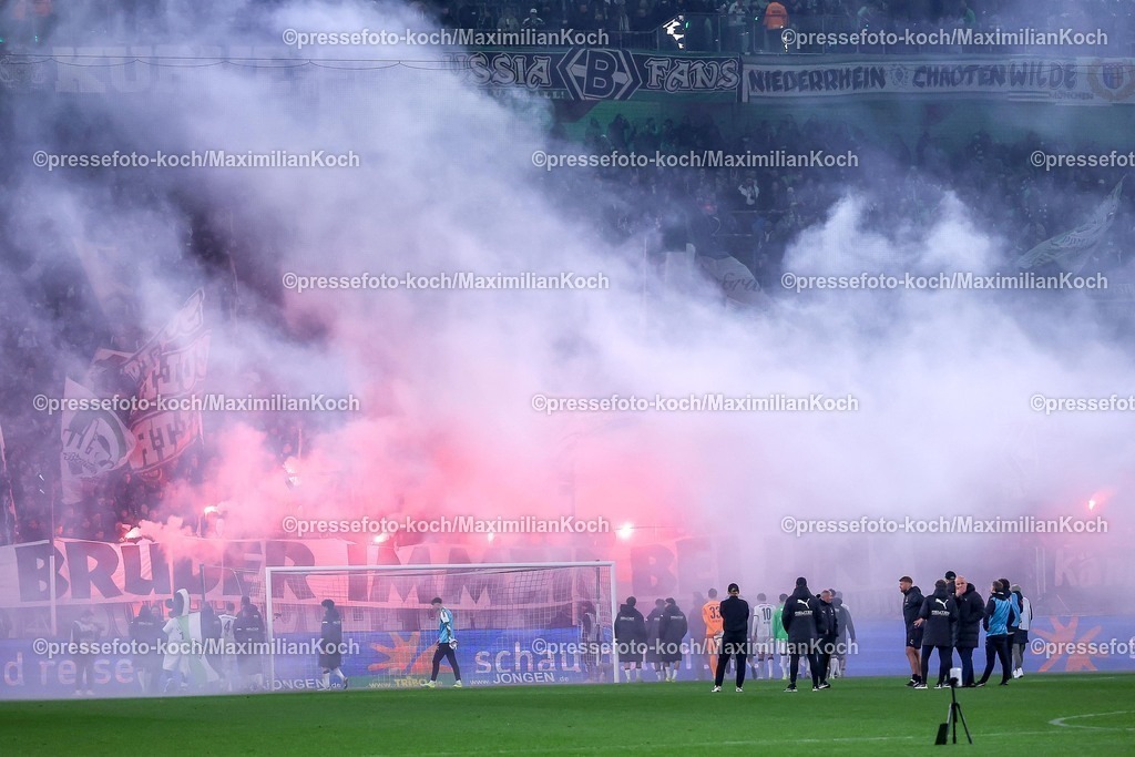 BMG13032601074 | 13.03.2026, Fußball, Borussia Mönchengladbach - FC St. Pauli, 1. Fußball Bundesliga, 26.Spieltag, Borussia-Park, Saison 2025 2026: Abschlussjubel mit Pyrotechnik vor der Nordkurve  DFB regulations prohibit any use of photographs as image sequences and or quasi-video.