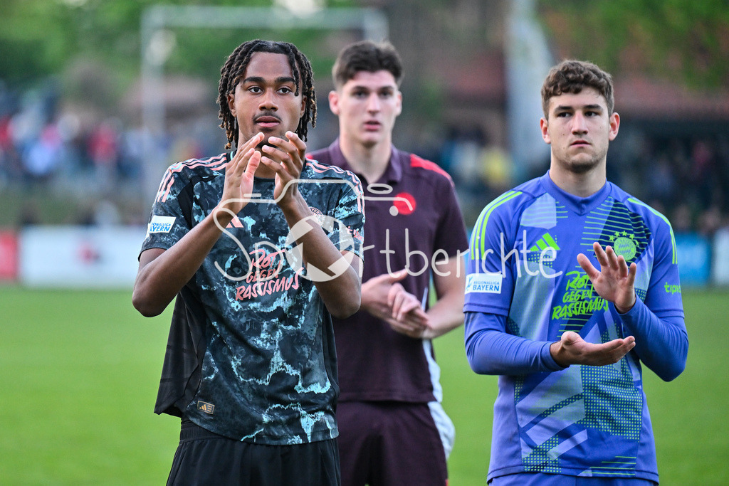 TSV Aubstadt - FC Bayern Amateure | mit haengenden Koepfen verabschieden sich die Spieler des FC Bayern bei den mitgereisten Fans /  onah Daniel KUSI-ASARE (FC Bayern München II #9) / Regionalliga Bayern: TSV Aubstadt - FC Bayern Muenchen II, NGN-Arena am 23.04.2025