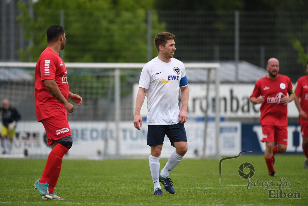 SV Brake Ü40-BW Bümmerstede (Ü40) | Kreispokal Finale Jade-Weser-Hunte Ü40; SV Brake Ü40 (rot)-BW Bümmerstede Ü40 (weiß) am 15.06.2025 in Rastede (Sportanlage Köttersweg), Photo: Philip Eiben 2025 - Realisiert mit Pictrs.com