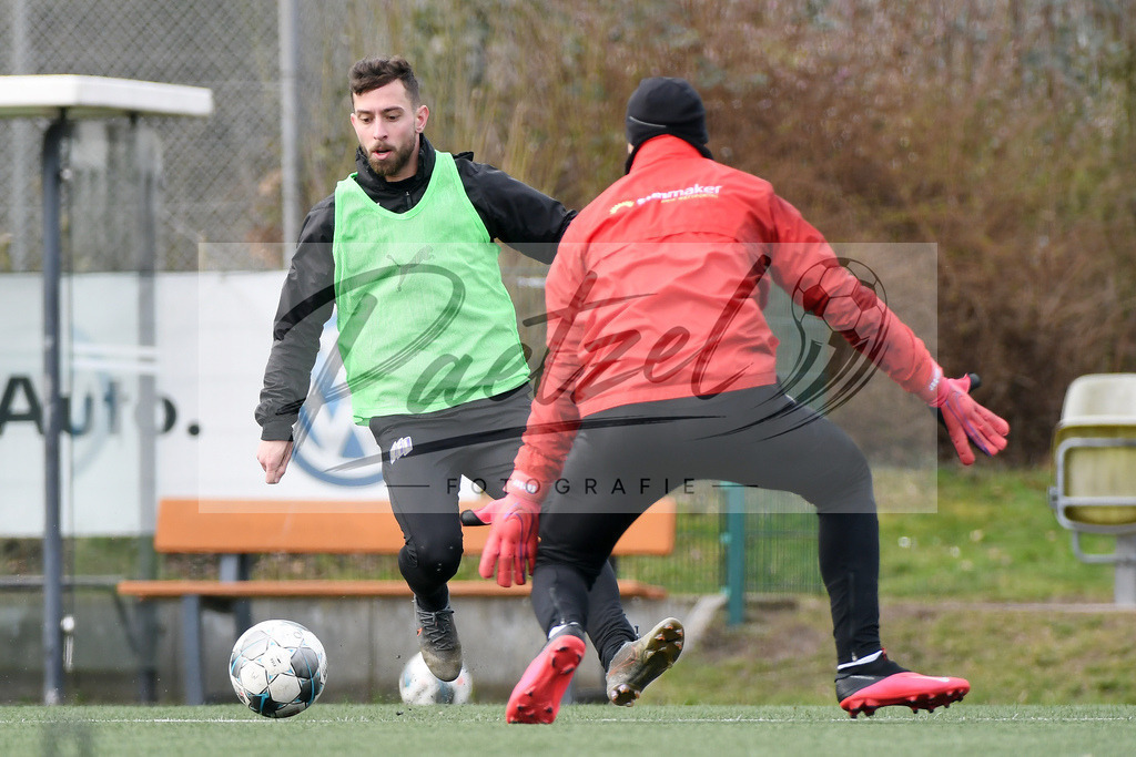 20200302_TRAOSN_0041 | Fussball, Herren: Manuel Farrona Pulido (VfL Osnabrueck) und Torhueter Nils Koerber (VfL Osnabrueck) im Zweikampf waehrend der Trainingseinheit des VfL Osnabrueck im Sportpark Illoshoehe am 02.03.2020 in Osnabrueck, Deutschland. - Realisiert mit Pictrs.com