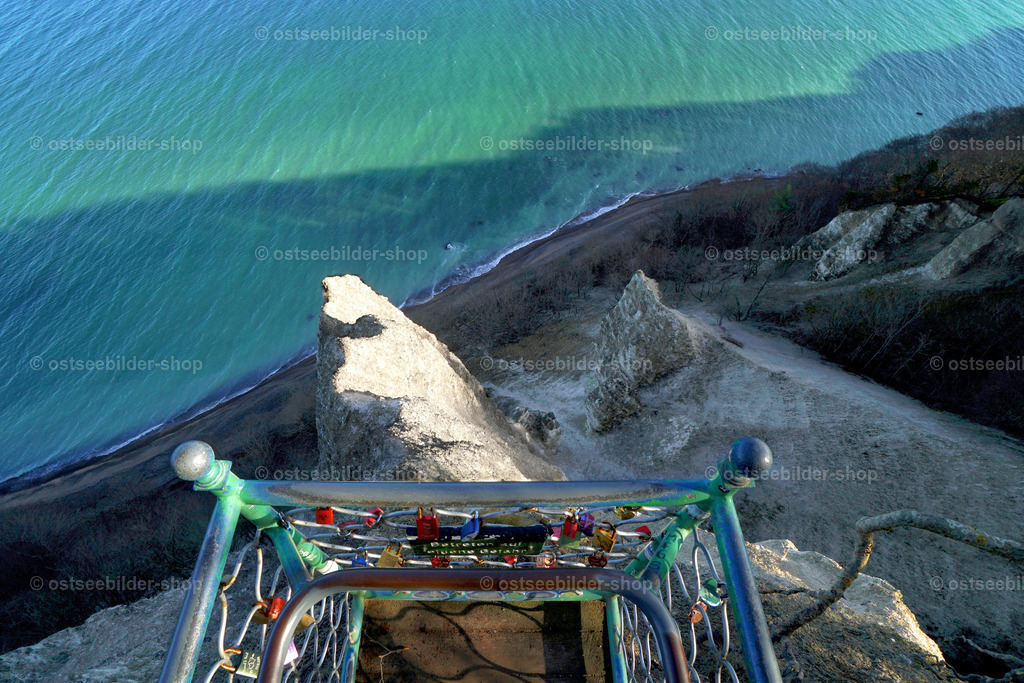 Blick von der Victoria-Sicht steil nach unten | Aussichtsbalkon der Victoria-Sicht mit Liebesschlössern hoch über der Ostsee.