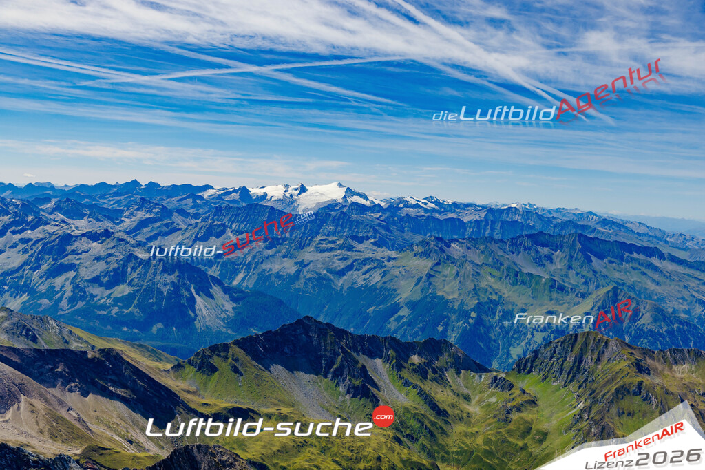 Luftaufnahme der Stadt Pinzgauer Alpen mit Grossvenediger - Die Luftaufnahme wurde 2025 vom UL-Flugzeug heraus erstellt ( keine Drohne ) - Hochauflösende Luftaufnahme - für professionelle Ausdrucke geeignet. Die Geschenkidee !Mit Lizenz und Bildrechte bestellbar