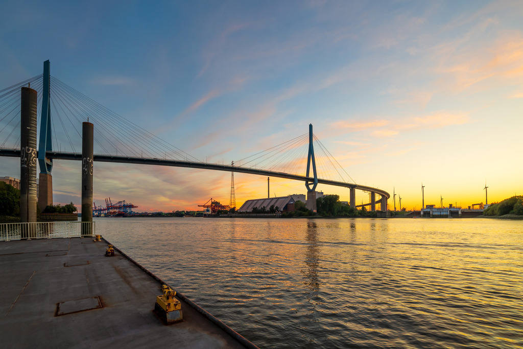 10231101 - Abendrot an der Köhlbrandbrücke | Blick vom Fähranleger Neuhof auf die Köhlbrandbrücke im Abendrot.