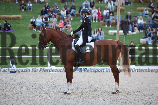 Birkhof_2024_Prfg.Nr.05_Qualifikation_iWest-Cup_Kristina Olson_FBW Dory_s Dream (10) | Alle Fotos der Reiterjournal Fotografin Doris Matthaes im Reiterjournal Online-Fotoshop. - Realisiert mit Pictrs.com