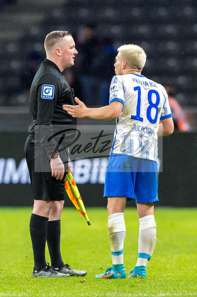 BSCRBL20220220_092 | Fussball, Herren: Schiedsrichterassistent Sascha Thielert und Santiago Ascacibar (Hertha BSC) diskutieren bei dem Spiel der 1. Bundesliga zwischen Hertha BSC und RB Leipzig im Olypiastadion am 20.02.2022 in Berlin, Deutschland.DFB / DFL REGULATIONS PROHIBIT ANY USE OF PHOTOGRAPHS AS IMAGE SEQUENCES AND/OR QUASI-VIDEO. - Realisiert mit Pictrs.com