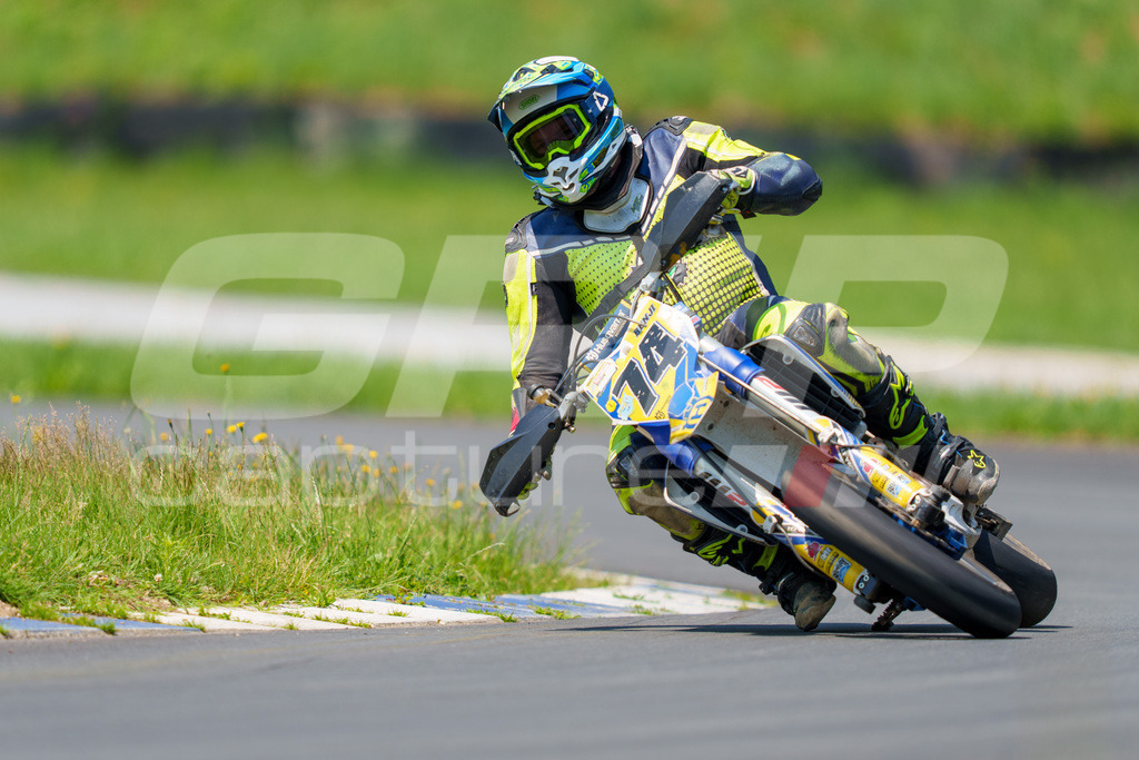 G-Cup + Supermoto Staatsmeisterschaft + Hungarian Supermoto Championship | GRIPcapture steht für authentische Sportfotografie in Österreich – für Momente, die mehr sind als Geschwindigkeit oder Ergebnis. Es geht um Emotion, Spannung, Fokus und den Augenblick, der oft nur einen Wimpernschlag dauert.Ob Motorsport, Teamsport oder 