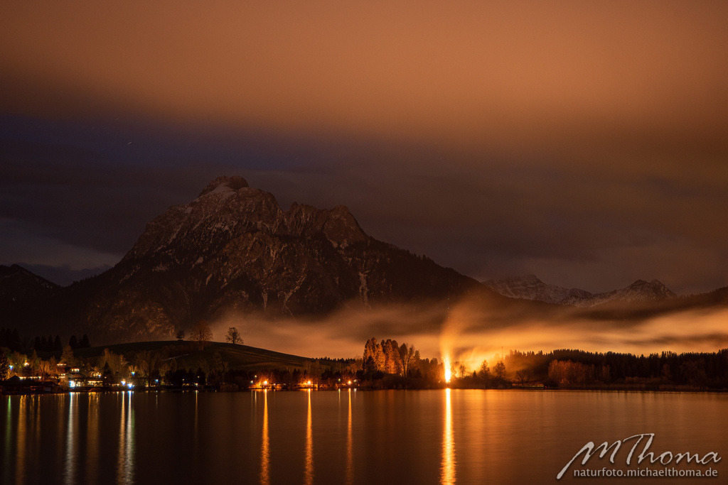 Funkenfeuer am Hopfensee mit leichter Nebelstimmung | Dies ist der Online-Shop von naturfoto.michaelthoma.de. Ich bin leidenschaftlicher Naturfotograf und fotografiere von der Andromedagalaxie bis zum Zwergtaucher, von der Ameise bis zum Orionnebel alles was mit Natur zu tun hat. Hier kann eine Auswahl meine - Realisiert mit Pictrs.com