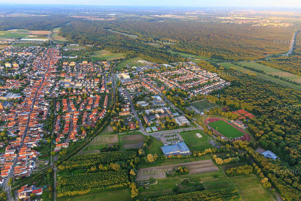 Luftbild: Bahn und Jahnstraße von Westen in Kandel im Bundesland Rheinland-Pfalz in Deutschland. Foto: IMG_107792.jpg vom 03.06.2018 durch Werner Riehm/FLY-FOTO.de