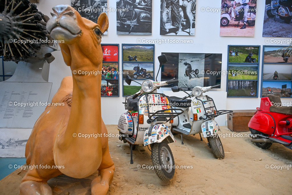 Italien_ Toskana_ Provinz Pisa_ Pontedera_ Vespa_ 29.05.2024-11 | 29.05.2024, Italien, ITA, Toskana, Pontedera im Bild Piaggio, Vespa, Museum

Piaggio ist ein italienischer Fahrzeughersteller mit Sitz in Pontedera. Das Unternehmen produziert verschiedene Mofas und Motorroller, unter anderem die Vespa, das Lastendreirad Ape sowie den Kleintransporter Porter. Zum Konzern gehören auch die Motorradmarken Aprilia, Derbi, Gilera, Laverda und Moto Guzzi. 
Quelle: Wikipedia