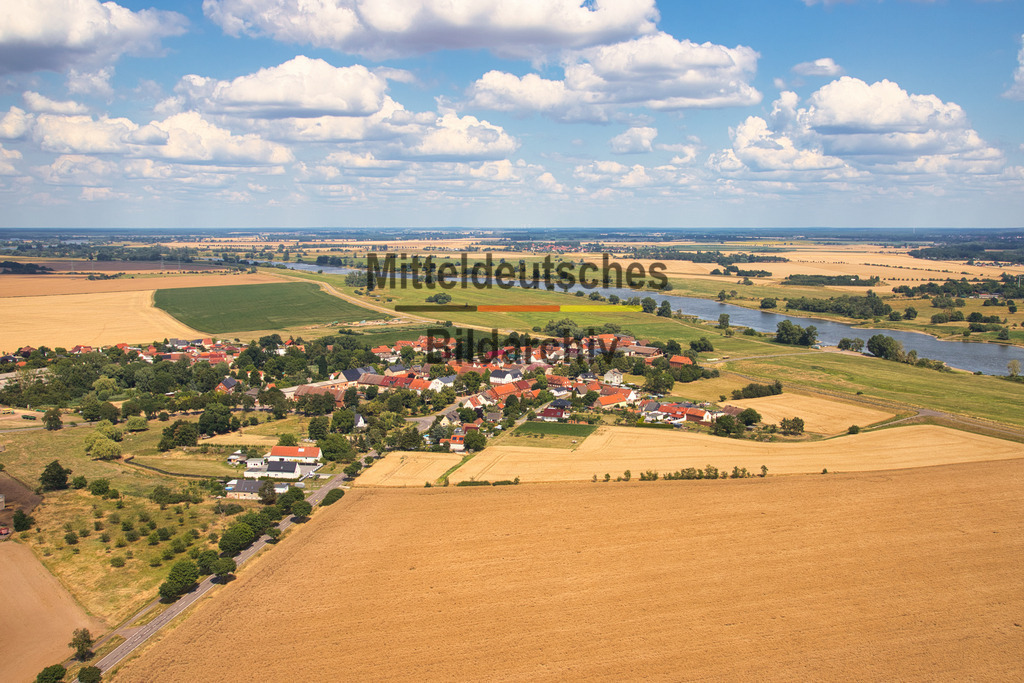 Heinrichsberg-Börde-Sachsen-Anhalt_1381 | Die Luftaufnahme zeigt Heinrichsberg aus der Vogelperspektive. Sichtbar werden die gewachsene Ortsstruktur sowie die weiten Felder der Magdeburger Börde. Das Bild vermittelt einen authentischen Überblick über den Ortsteil der Gemeinde Hohe Börde und seine landschaftliche Einbettung. - Realisiert mit Pictrs.com