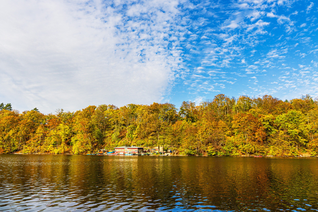 Blick über den See Schmaler Luzin auf die herbstliche Feldberger Seenlandschaft | Blick über den See Schmaler Luzin auf die herbstliche Feldberger Seenlandschaft.