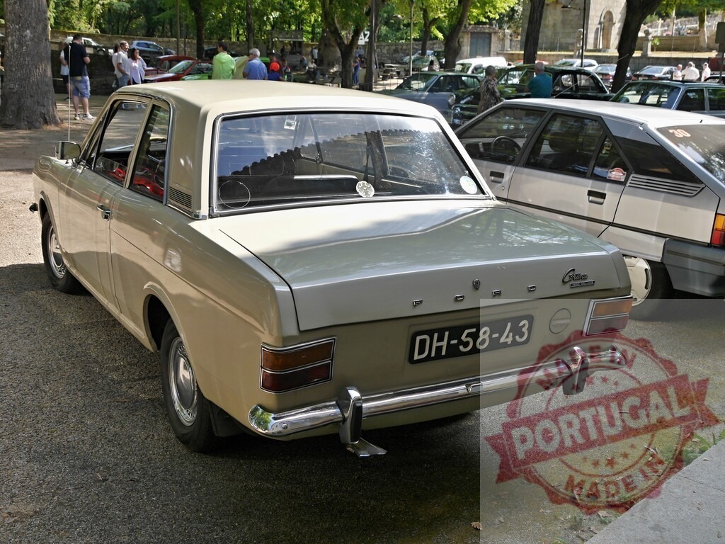 Ford Cortina classic car parked at show | Ford Cortina vintage automobile displayed at an outdoor classic car event - Realisiert mit Pictrs.com