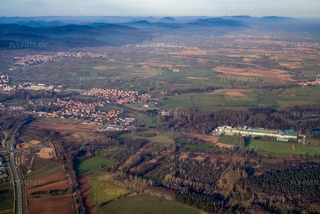 Vue aérienne: Vue de la ville depuis le sud à le quartier Altenstadt in Wissembourg dans le département Bas Rhin, France – .Photo: IMG_5137.jpg prise le 29/12/2006 par Werner Riehm/FLY-FOTO.eu – Résolution de l'original: 3296 x 2197 px