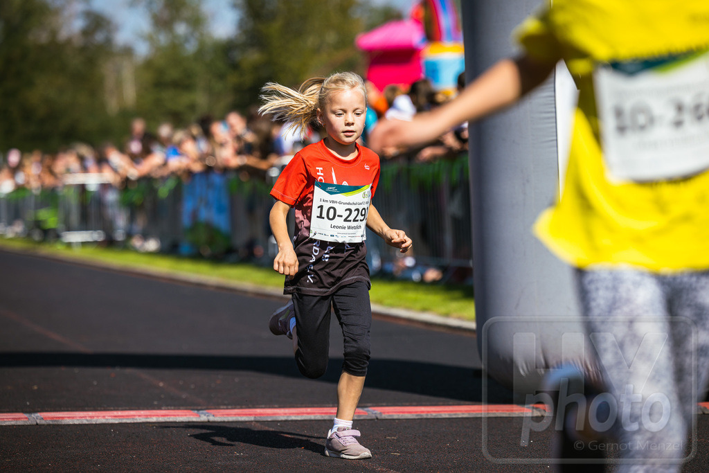 16. Hoywoj-CityLauf im Sportforum Hoyerswerda - 16.09.2023 | 1km VBH-Grundschul-Lauf 2. Klassen - Realisiert mit Pictrs.com