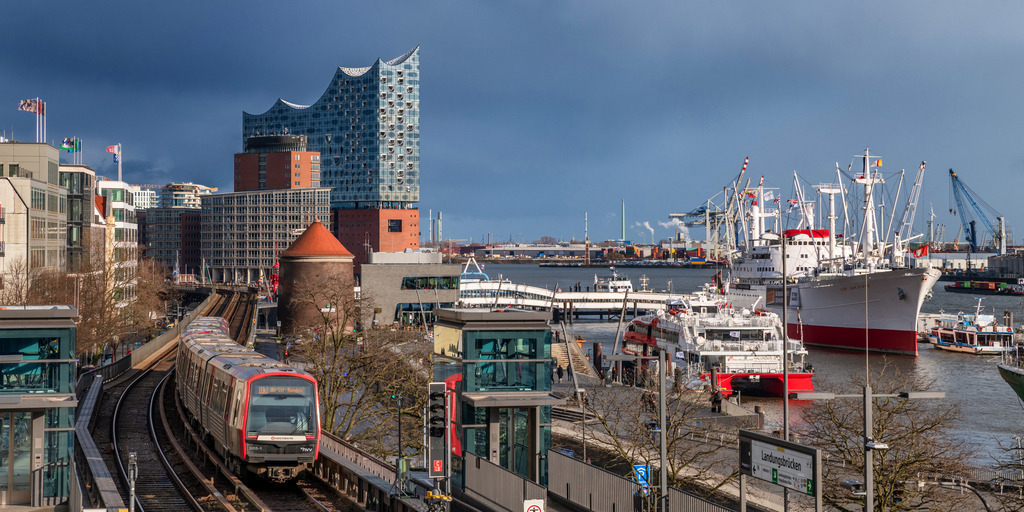 10240648 - Elbphilharmonie mit U-Bahn | Blick auf die U3, die Elbphilharmonie und die Cap San Diego.
