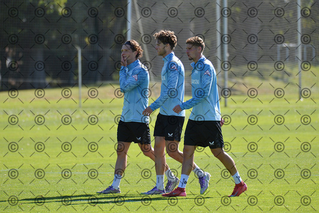 RGE_5998b |  Hertha BSC, 2.Bundesliga, Saison2025/26, im Bild von li. Fabian Reese ( Hertha BSC ),  Linus Gechter  ( Hertha BSC ),  Marton Dardai ( Hertha BSC )   Foto:  Ralf Gebhardt                    - Realisiert mit Pictrs.com