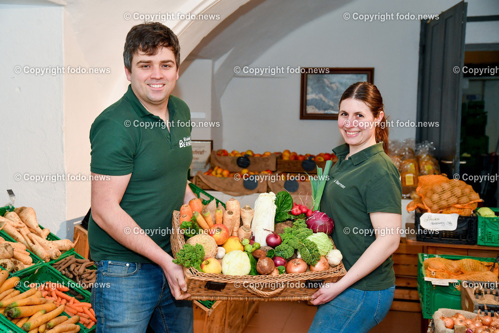 Biohof Berner_ Pupping_ 28.02.2023-27 | 28.02.2023, Pupping, AUT, Biohof Berner, im Bild André Berner (Biobauer) und Alexandra Palmetshofer im Bioladen mit Gemuesekorb
