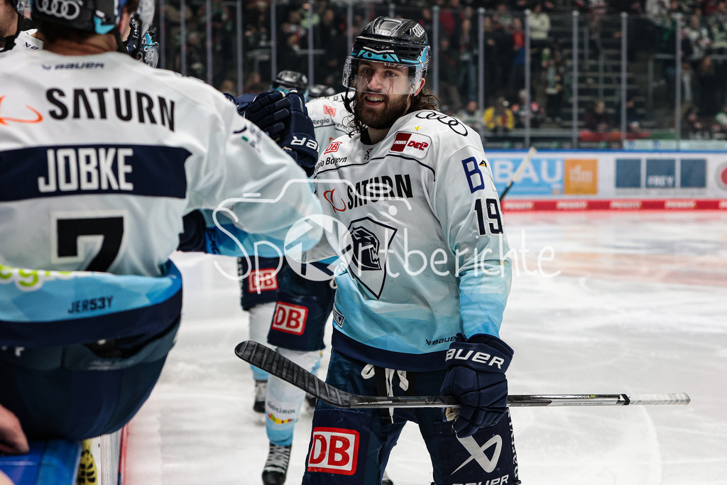 Augsburger Panther - ERC Ingolstadt | Wojciech STACHOWIAK (ING #19) freut sich ueber seinen Treffer zum 0-2