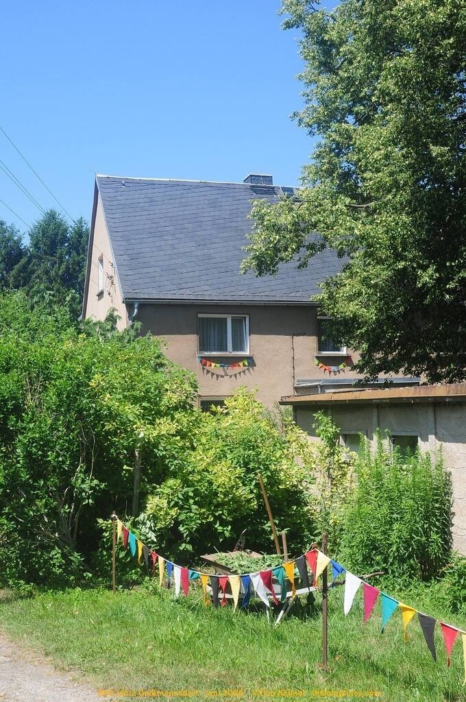 Geißmannsdorf-2026-Ortsbilder-239 | Geißmannsdorf bei Bischofswerda im Sommer 2026. Ein fotografischer Streifzug durch das Dorf Geißmannsdorf, mit Gebäuden, Straßen, Strohpuppen und geschmückten Vorgärten und Grundstücken anlässlich der 800-Jahr-Feier von Geißmannsdorf im Juni 2026 - Realisiert mit Pictrs.com