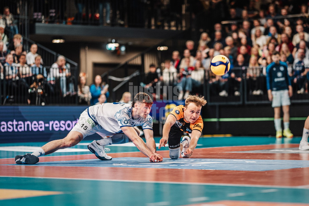 Volleyball | Herren | Saison 2024/2025 | 1. Volleyball Bundesliga Männer | Halbfinale | SVG Lüneburg vs. VfB Friedrichshafen | 05.04.2025 | v.l. Jackson George Young (#15, VfB Friedrichshafen) und Leonard Lenny Graven (#17, VfB Friedrichshafen) springen zum Ball