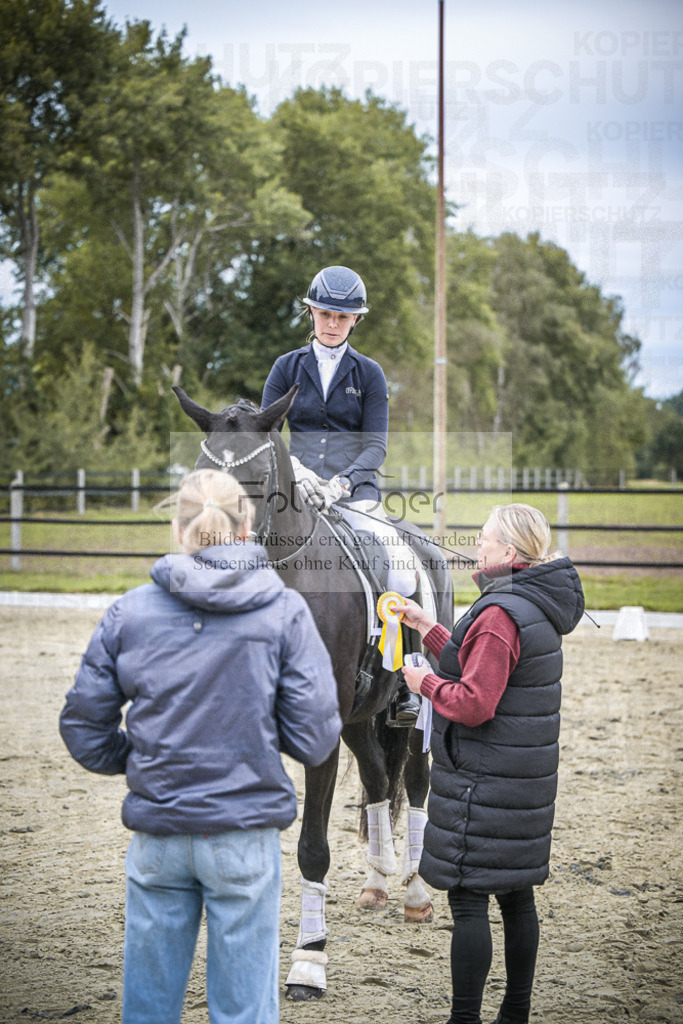 DOS_0004 | Entdecke hochwertige Reitturnierfotos von Foto Oger. Professionell, emotional und authentisch – jetzt Lieblingsmomente im Shop bestellen. - Realisiert mit Pictrs.com