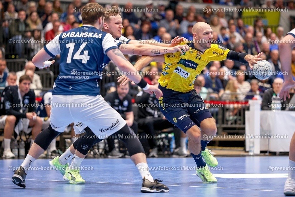 BHC16112501061 | 16.11.2025, Handball, HBL, Bergischer HC - Rhein-Neckar Löwen, Mitsubishi Electric HALLE Düsseldorf: Gerdas Babarskas (BHC #14) im Zweikampf gegen  Lukas Sandell (Rhein-Neckar Löwen #11) 