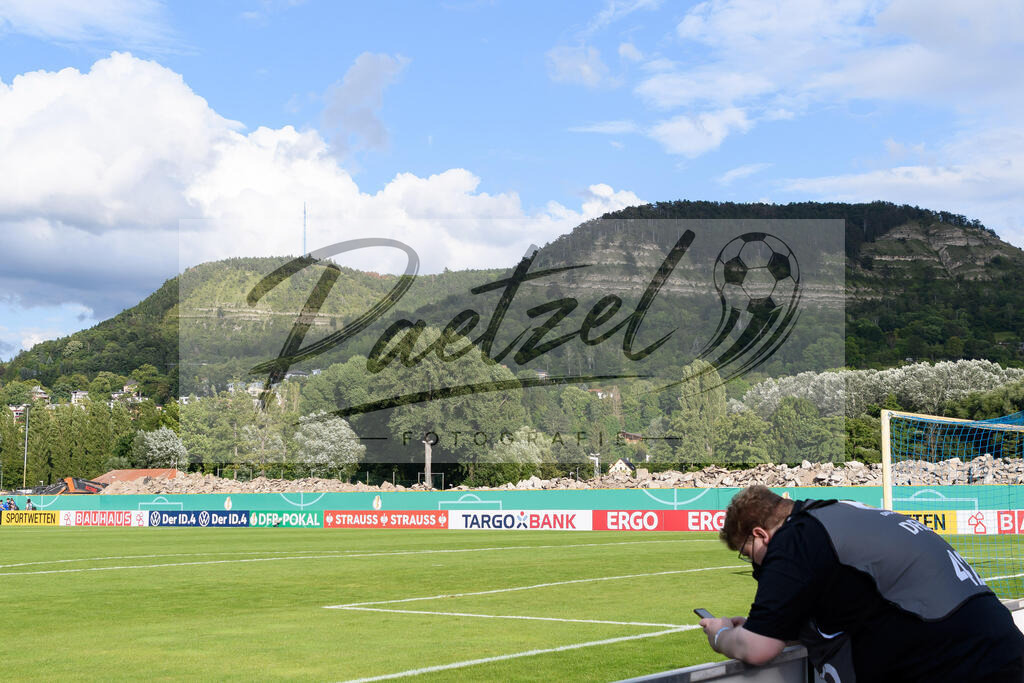 JENKOE20210808_064 | Fussball, Herren: . Innenansicht vom Ernst-Abbe-Sportfeld beim Spiel der 1. Runde im DFB-Pokal zwischen FC Carl Zeiss Jena und 1. FC Koeln im Ernst-Abbe-Sportfeld am 08.08.2021 in Jena, Deutschland.DFB / DFL REGULATIONS PROHIBIT ANY USE OF PHOTOGRAPHS AS IMAGE SEQUENCES AND/OR QUASI-VIDEO. - Realisiert mit Pictrs.com