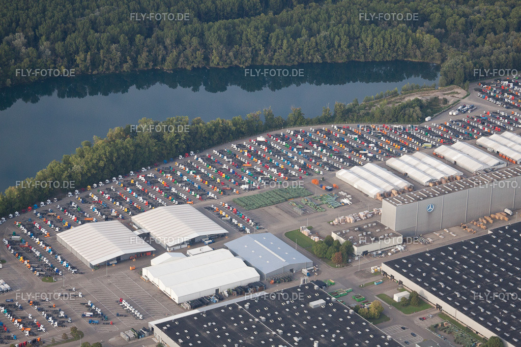 Daimler LKW-Abstellplätze | Luftbild: Daimler LKW-Abstellplätze in Wörth am Rhein im Bundesland Rheinland-Pfalz in Deutschland. Foto: IMG_44969.jpg vom 03.09.2011 durch Werner Riehm/FLY-FOTO.de - Realisiert mit Pictrs.com