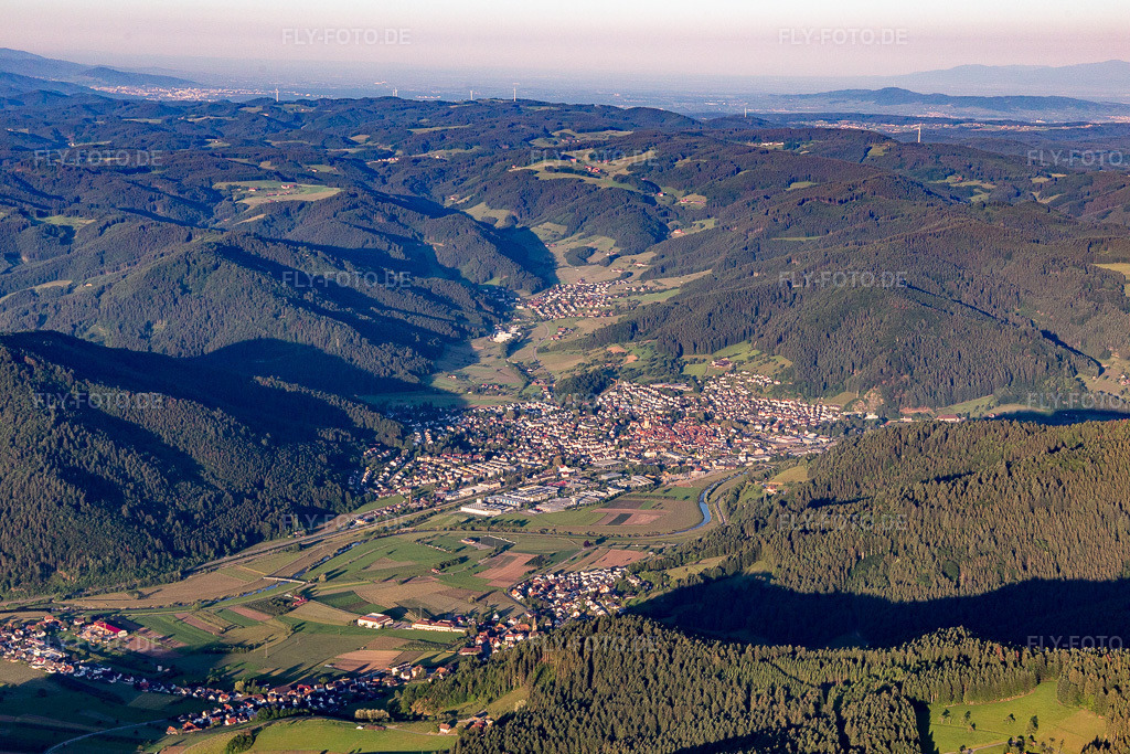 Luftbild: der von Schwarzwaldbergen umgebenen Tallandschaft der Kinzig in Haslach im Kinzigtal im Bundesland Baden-Württemberg in Deutschland. Foto: IMG_114892.jpg vom 01.06.2019 durch Werner Riehm/FLY-FOTO.de