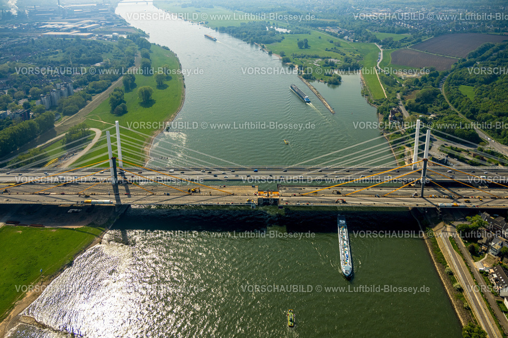 Duisburg240500722 | Luftbild, A40 Rheinbrücke Duisburg Neuenkamp und Fluss Rhein mit Binnenschifffahrt Lastschiffe, Baustelle für Erweiterung der Autobahn A40 inklusive Ersatzneubau, Alt-Homberg, Duisburg, Ruhrgebiet, Nordrhein-Westfalen, Deutschland
