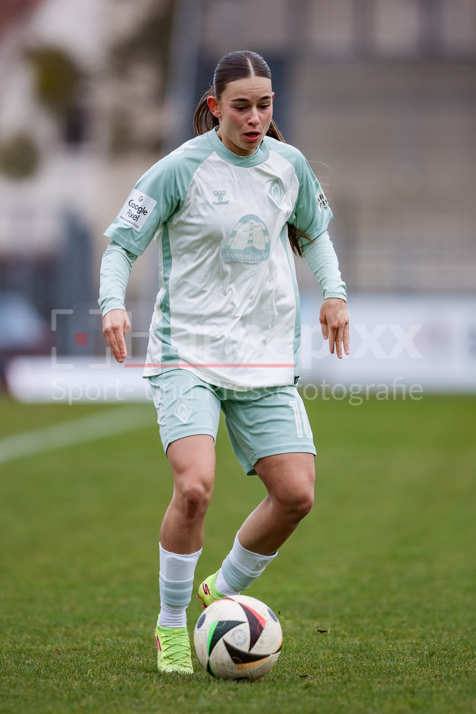 Fussball, Google Pixel Frauen-Bundesliga, 1. FFC Turbine Potsdam - SV Werder Bremen | v.li.: Tuana Mahmoud (SV Werder Bremen, 10) am Ball, Freisteller, Einzelbild, Ganzkörper, Aktion, Action, Spielszene, DIE DFB-RICHTLINIEN UNTERSAGEN JEGLICHE NUTZUNG VON FOTOS ALS SEQUENZBILDER UND/ODER VIDEOÄHNLICHE FOTOSTRECKEN. DFB REGULATIONS PROHIBIT ANY USE OF PHOTOGRAPHS AS IMAGE SEQUENCES AND/OR QUASI-VIDEO.