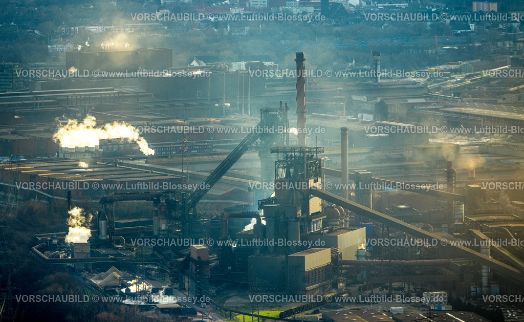 Duisburg230101256 | Luftbild, thyssenkrupp Steel Europe - Werkshafen Schwelgern, im Gegenlicht mit Rauchwolken, Marxloh, Duisburg, Ruhrgebiet, Nordrhein-Westfalen, Deutschland