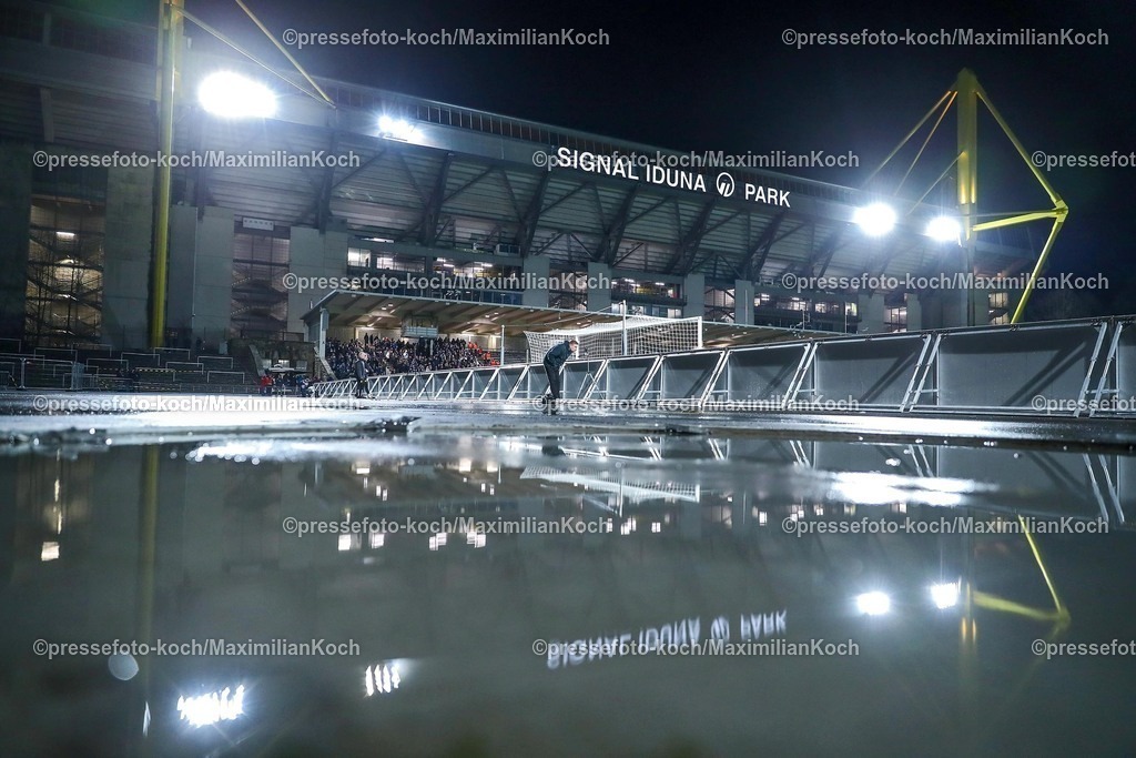 BVBII26012502051 | 26.01.2025, Fußball, 3.Liga, Borussia Dortmund II - Arminia Bielefeld, Stadion Rote Erde, Saison 2024 2025: Übersichtsbild Übersicht Innenansicht Stadion bei RegenDFB regulations prohibit any use of photographs as image sequences and or quasi-video.