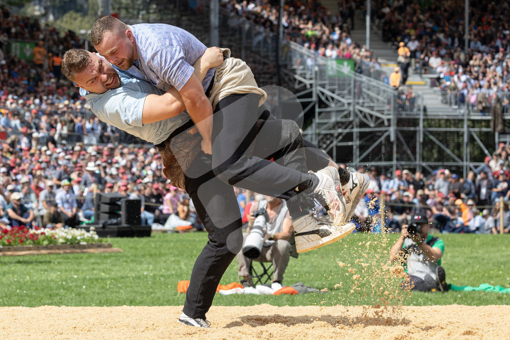 ESAF2025_03Gang_5033 | Die Schwinger des Schwyzer Kantonalen Schwingerverbandes: Fotos, die Dynamik und Leidenschaft festhalten, sowie emotionale Momente aus dem traditionellen Schwingsport zeigen. - Realisiert mit Pictrs.com