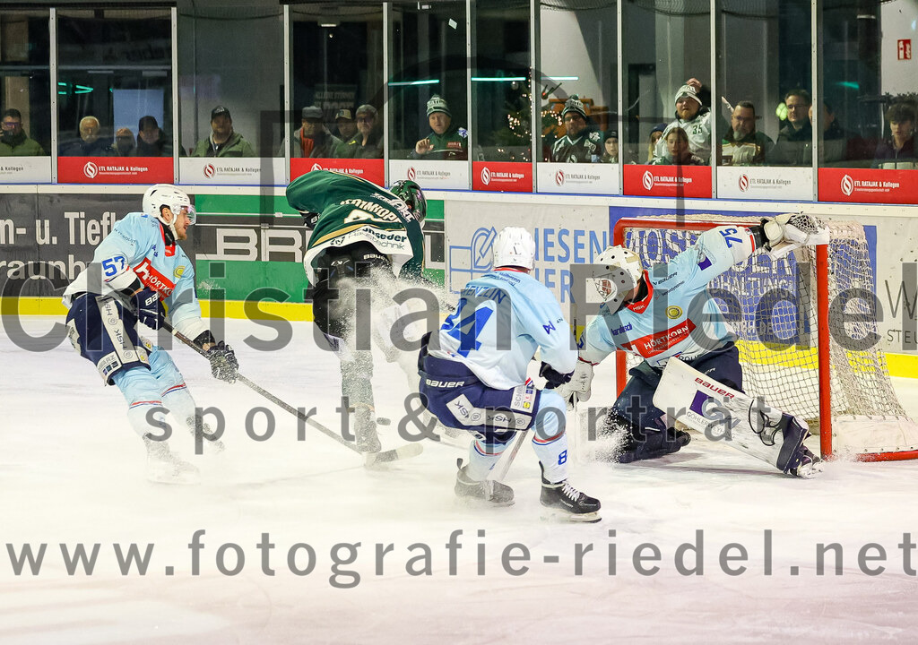 2025-12-23_128_TSV_Erding_gegen_Heilbronner_Falken | Erding, Deutschland, 23.12.2025:Eishockey, Oberliga Süd 2025 / 2026, 29. Spieltag, TSV Erding gegen Heilbronner Falken, Endergebnis: 5:4Luis Ludin (Heilbronner Falken, #57), Marc Schmidpeter (Erding Gladiators, #33), Malte Krenzlin (Heilbronner Falken, #84), Torwart Franz Jokinen (Heilbronner Falken, #75)Foto: Christian Riedel / fotografie-riedel.net